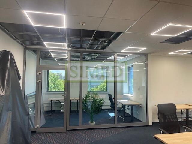 Otwarta przestrzeń,kuchnia, serwerownia ,parking .