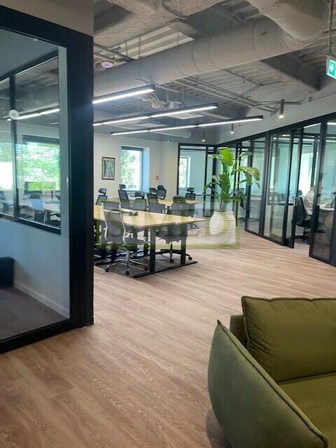 Otwarta przestrzeń,kuchnia, serwerownia ,parking .