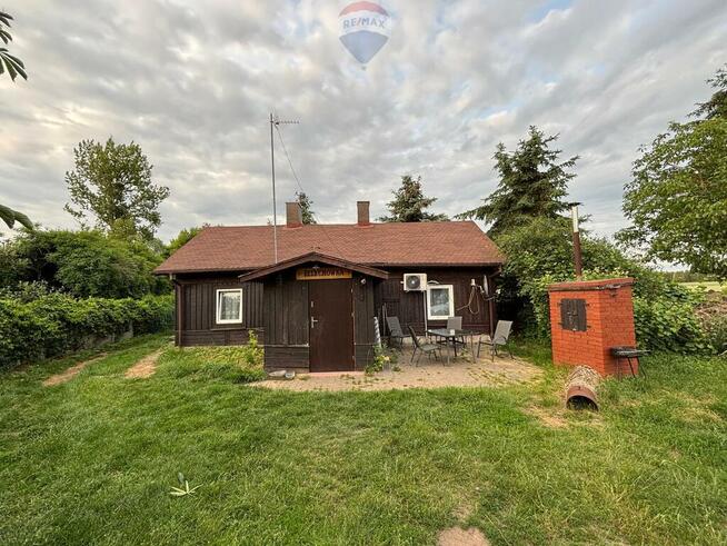 "Wiejskie Życie: Domek z Ogrodem w Feliksowie"