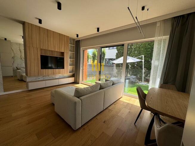 Dom z tarasem na dachu i ogródkiem, Wawer