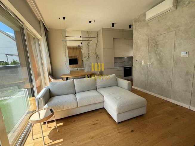 Dom z tarasem na dachu i ogródkiem, Wawer