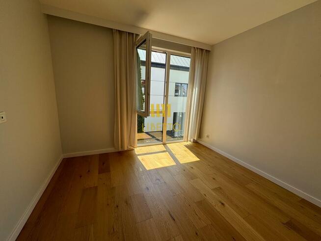 Dom z tarasem na dachu i ogródkiem, Wawer