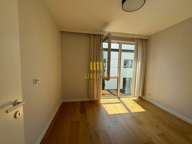 Dom z tarasem na dachu i ogródkiem, Wawer