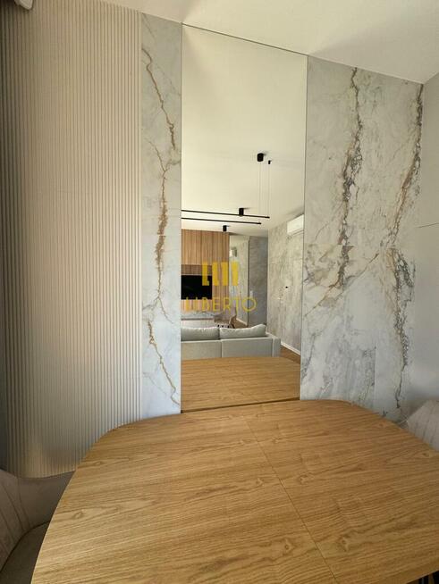 Dom z tarasem na dachu i ogródkiem, Wawer