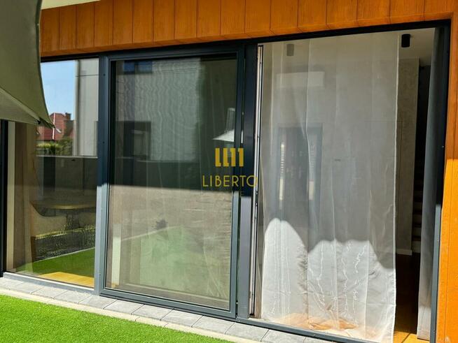 Dom z tarasem na dachu i ogródkiem, Wawer