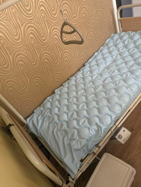 Łóżko medyczne z materacem przeciwodleżynowym dla seniora