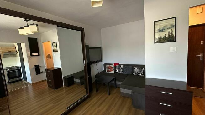 Zadbana kawalerka w centrum – balkon, winda, piwnica, parkin