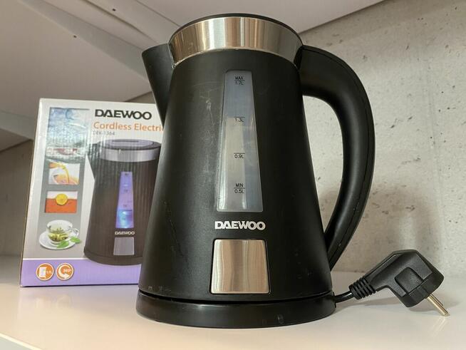 Czajnik elektryczny przewodowy Daewoo 1.7L czarny / Solidny
