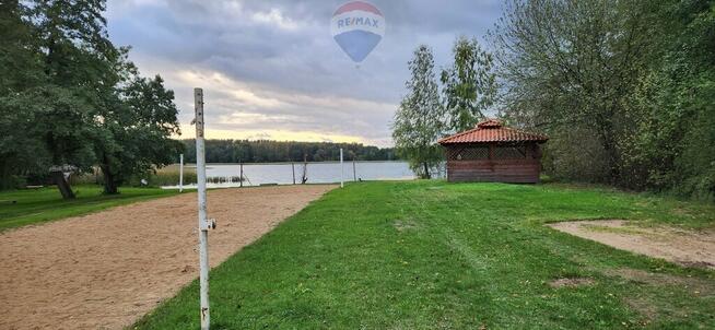 Działka budowlana z linią brzegową, Skolity