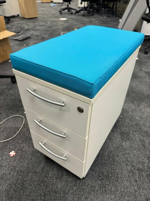 Kontenerek biały z poduszką MDD pod biurko przybornik jezdny