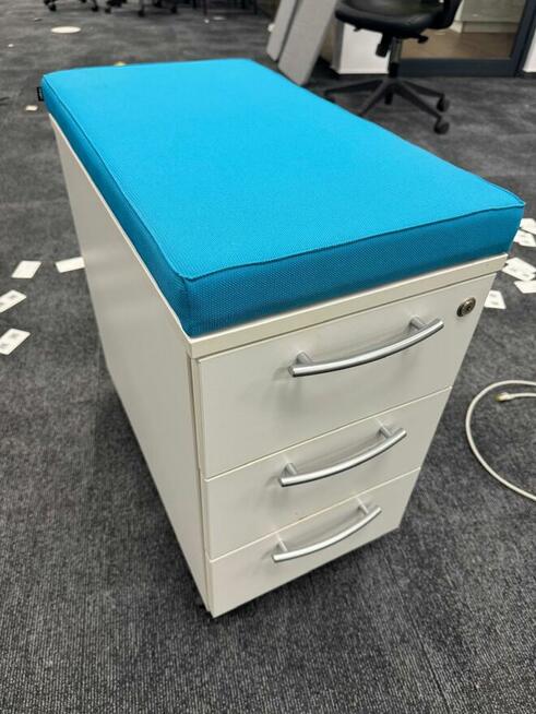 Kontenerek biały z poduszką MDD pod biurko przybornik jezdny