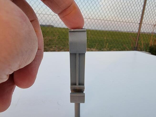 Dystans do łączenia siatek do zbrojenia w płytach betonowych