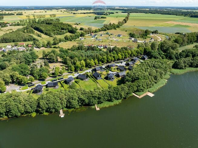 Nowoczesny dom nad jeziorem, blisko morza