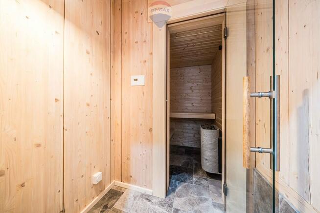 Nowoczesny dom nad jeziorem, blisko morza