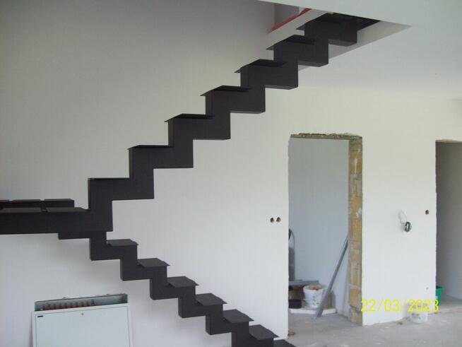 Konstrukcja metalowa schodów wewnętrznych i zewnętrznych