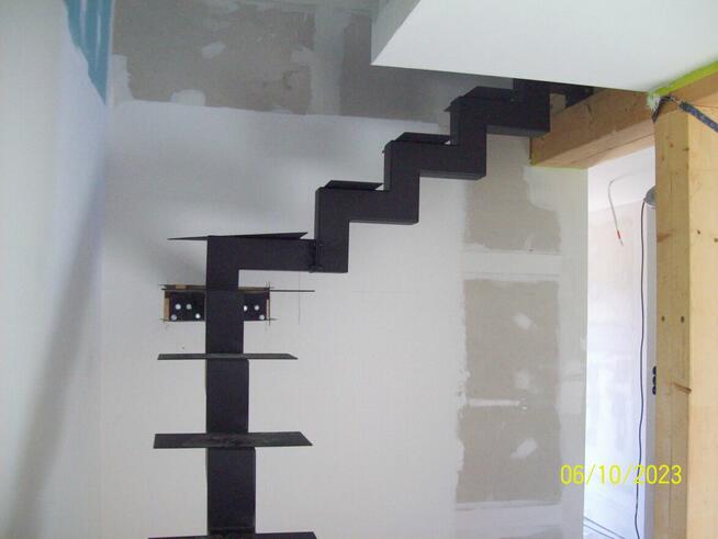 Konstrukcja metalowa schodów wewnętrznych i zewnętrznych