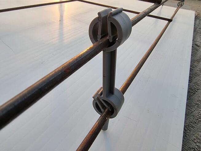 Dystans do łączenia siatek do zbrojenia w płytach betonowych