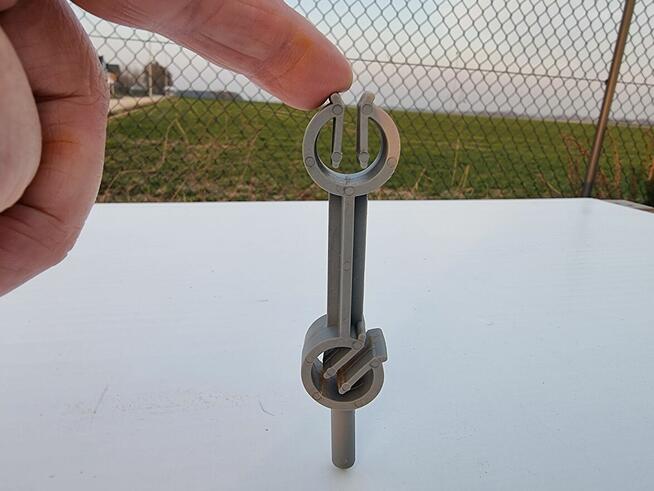 Dystans do łączenia siatek do zbrojenia w płytach betonowych