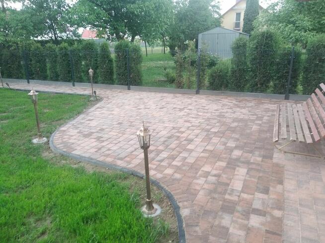 Układanie kostki brukowej ogrodzenia panelowe