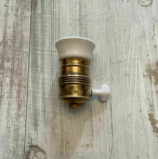 Stara oprawka mosiężna z porcelanką i wyłącznikiem E27