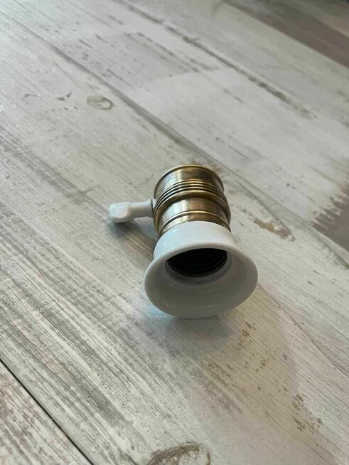 Stara oprawka mosiężna z porcelanką i wyłącznikiem E27