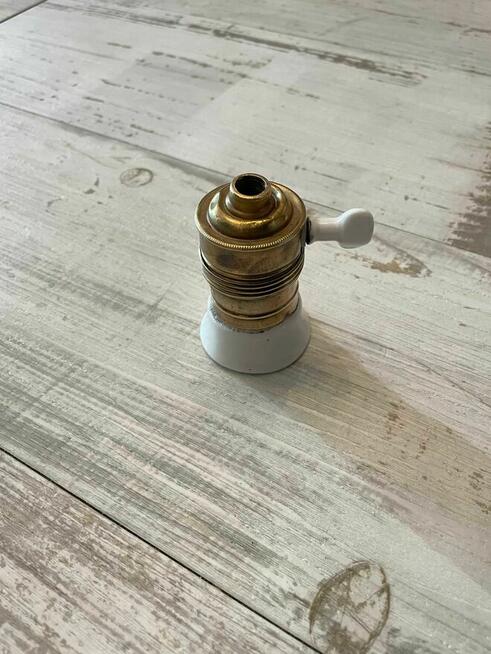 Stara oprawka mosiężna z porcelanką i wyłącznikiem E27