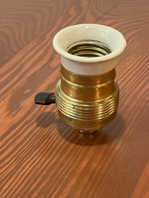 Stara oprawka mosiężna z porcelanką i wyłącznikiem E27