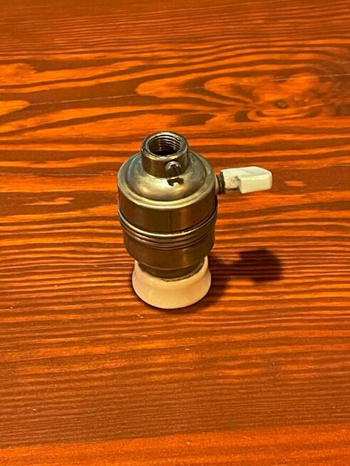 Stara oprawka niklowana z porcelanką i wyłącznikiem E14