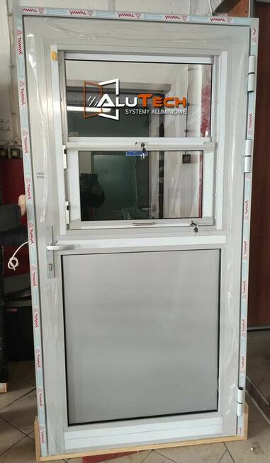Drzwi aluminiowe z oknem podawczym i parapetem