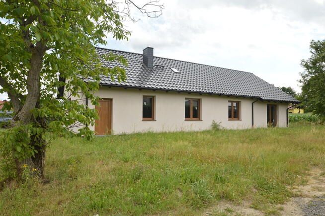 Parterowy dom w cichej i zielonej okolicy.