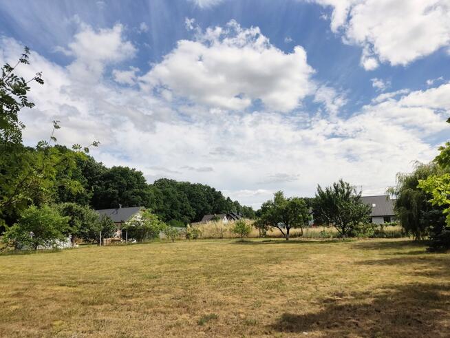 Działka w pięknym otoczeniu w cichej okolicy.