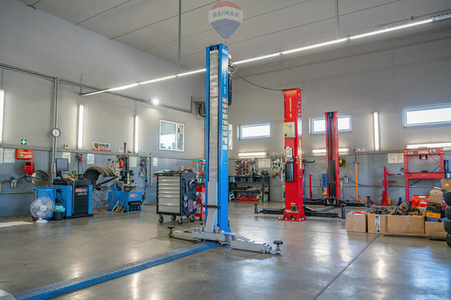 Działka z biznesem z potencjałem rozbudowy.