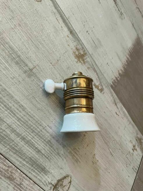 Stara oprawka mosiężna z porcelanką i wyłącznikiem E27
