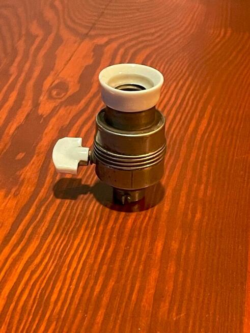 Stara oprawka niklowana z porcelanką i wyłącznikiem E14