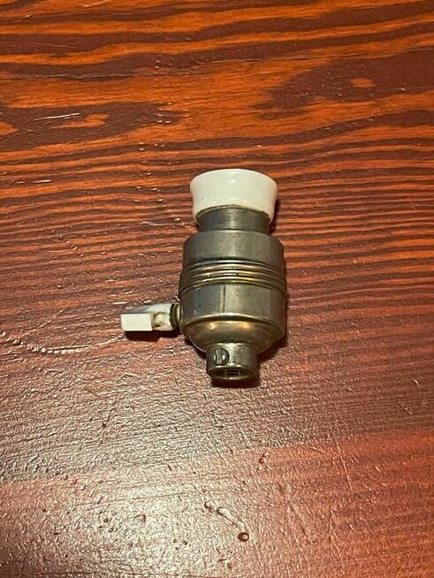 Stara oprawka niklowana z porcelanką i wyłącznikiem E14