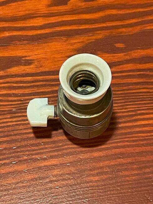 Stara oprawka niklowana z porcelanką i wyłącznikiem E14