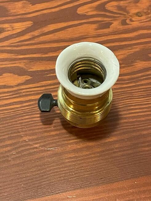 Stara oprawka mosiężna z porcelanką i wyłącznikiem E27