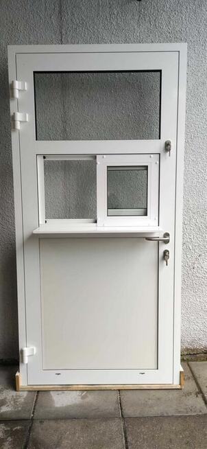 Drzwi z oknem podnoszonym parapetem zawiasami wrebowymi