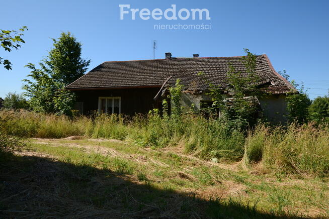 Działka ze starym domem w malowniczej okolicy