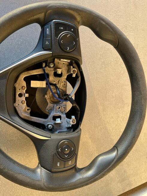 Kierownica z dwoma manetkami Toyota Auris Hybrid 16r.