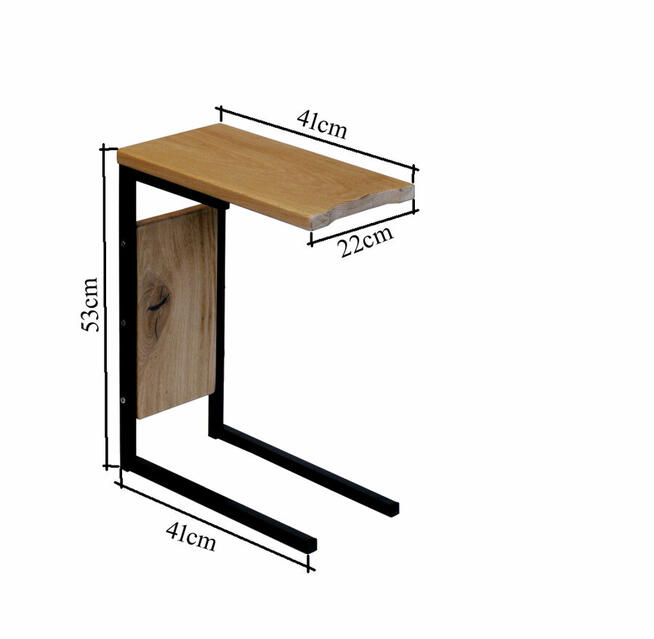 Mały niski stolik po obruceniu służy jako taboret