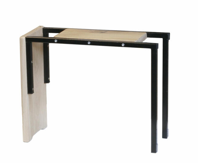 Mały niski stolik po obruceniu służy jako taboret