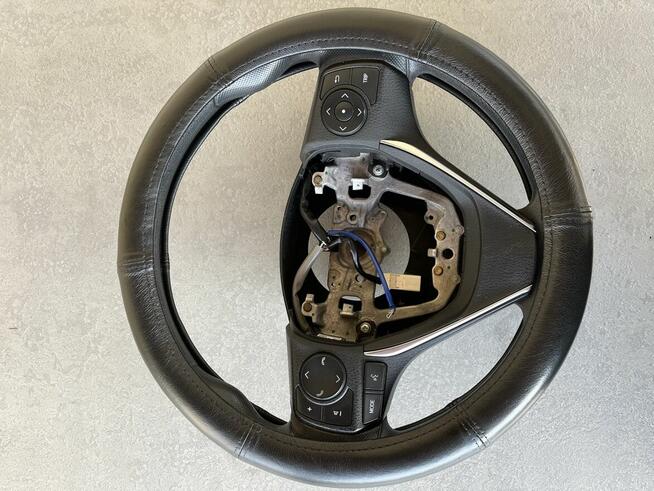 Kierownica z dwoma manetkami Toyota Auris Hybrid 16r.