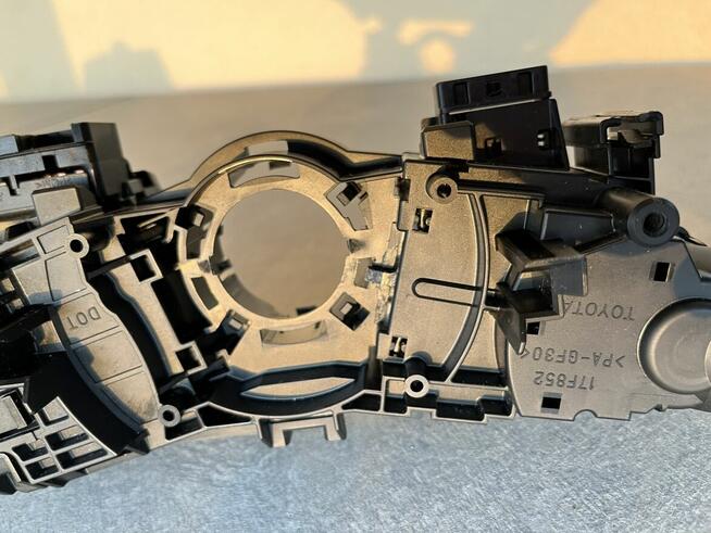 Kierownica z dwoma manetkami Toyota Auris Hybrid 16r.