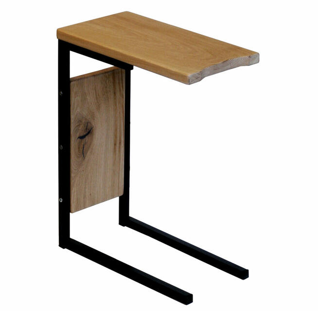 Mały niski stolik po obruceniu służy jako taboret