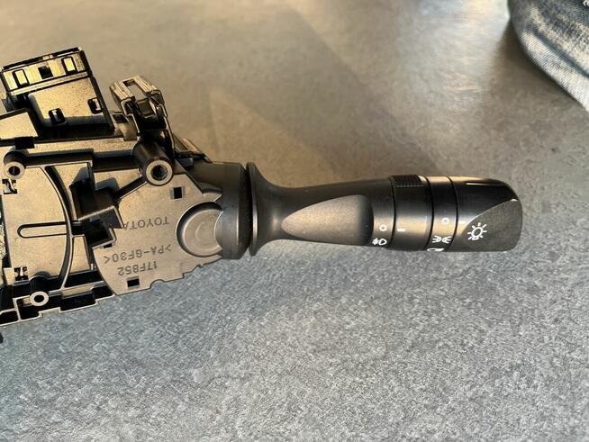 Kierownica z dwoma manetkami Toyota Auris Hybrid 16r.