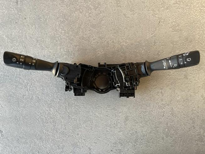 Kierownica z dwoma manetkami Toyota Auris Hybrid 16r.