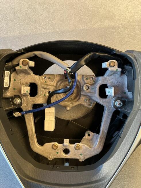 Kierownica z dwoma manetkami Toyota Auris Hybrid 16r.