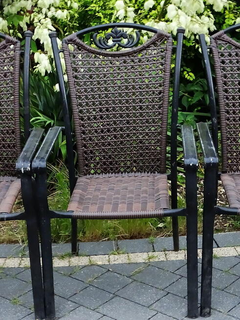 Krzesła ogrodowe z aluminiową ramą oraz plecionym siedziskie