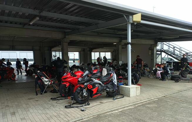 Koleżankę, towarzyszkę na tor wyścigowy